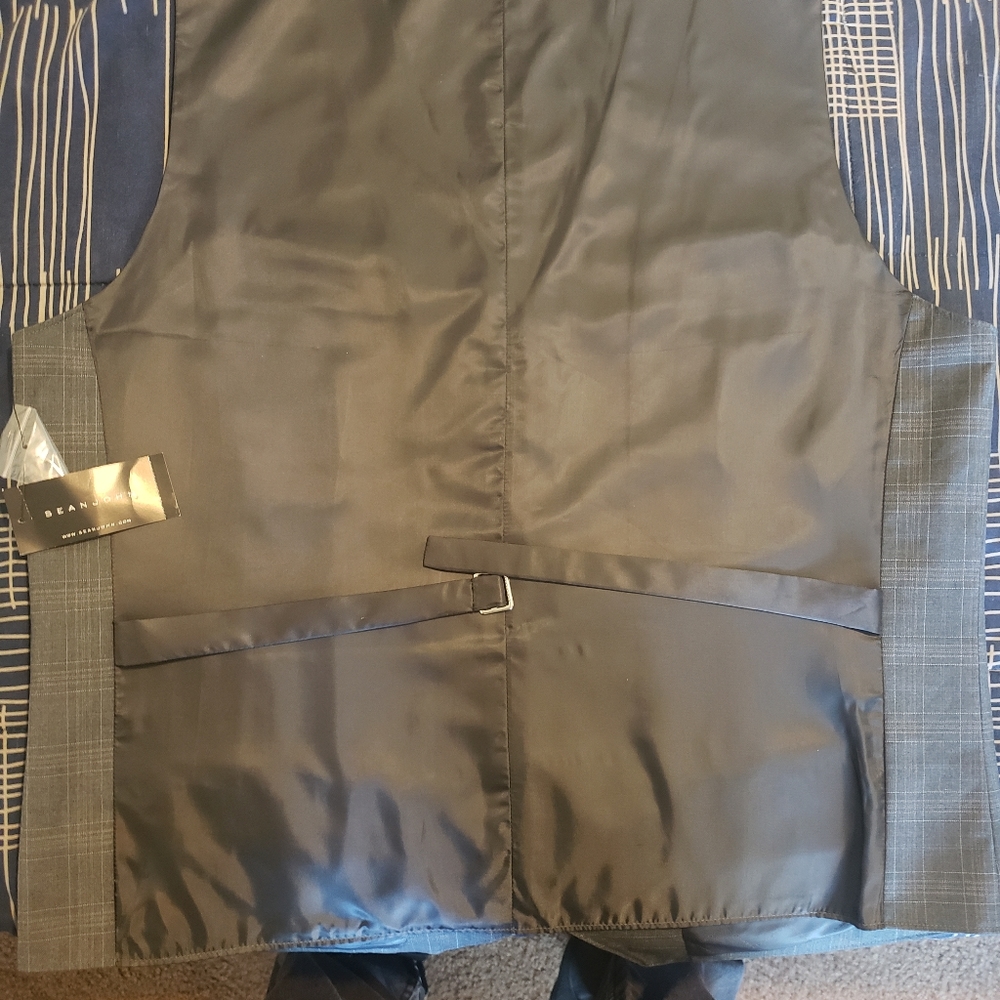 Vest - Picture 2 of 8